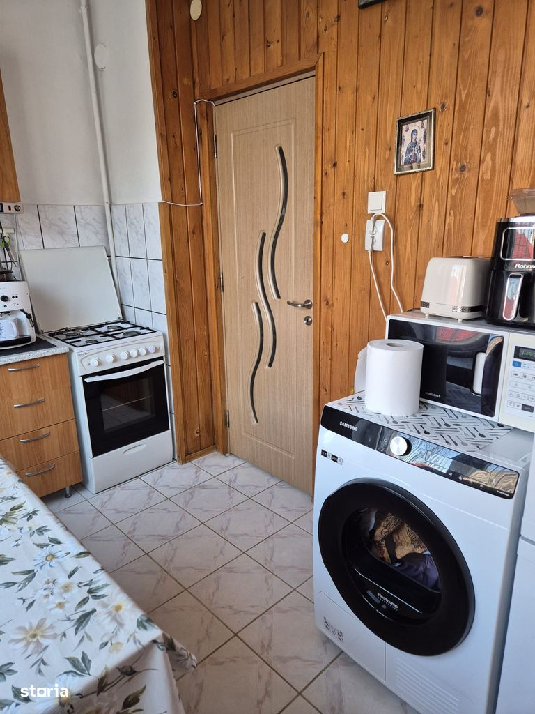 Apartament decomandat cu 2 camere si balcon in bloc reabilitat Tractorul Apartament decomandat cu 2 camere si balcon in bloc reabilitat Tractorul