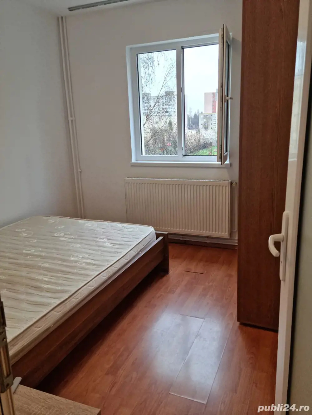 proprietar vand apartament 3 camere semidecomandat mobilat utilat proprietar vand apartament 3 camere semidecomandat mobilat utilat