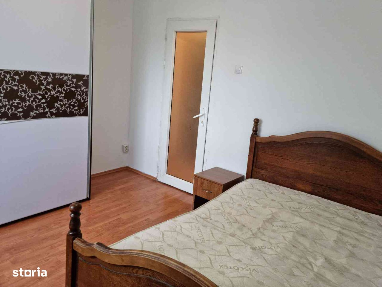 proprietar vand apartament 3 camere semidecomandat mobilat utilat proprietar vand apartament 3 camere semidecomandat mobilat utilat