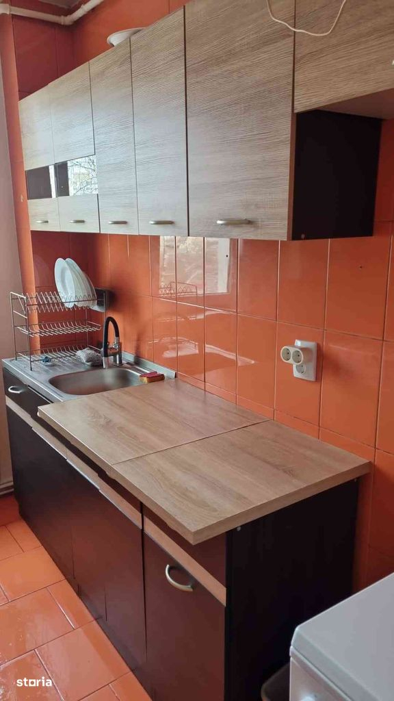 proprietar vand apartament 3 camere semidecomandat mobilat utilat proprietar vand apartament 3 camere semidecomandat mobilat utilat