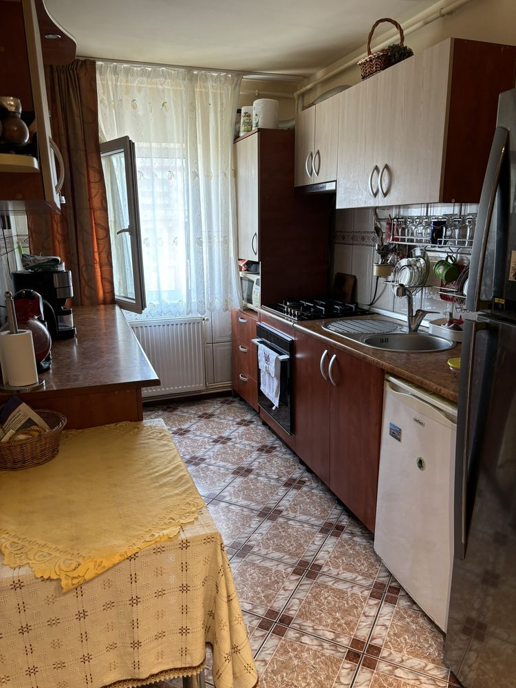 Apartament 3 camere mobilat zona Judetean Apartament 3 camere mobilat zona Judetean